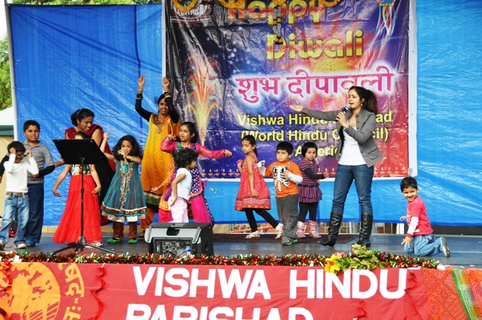 TulsiDiwali_Swati Mishra Singing with Children_680.JPG